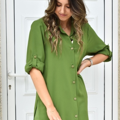 Vestido camisa verde com botões e mangas dobradas
