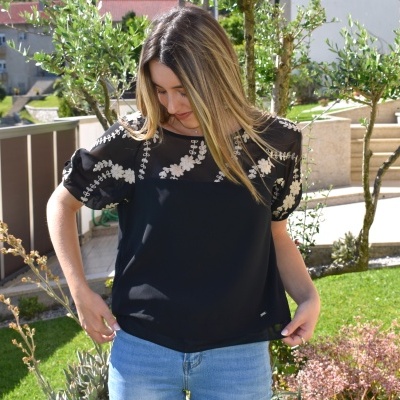 https://www.amelymoda.com/product/blusa-bordada