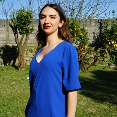 Vestido azul royal com decote em V e mangas médias ao ar livre