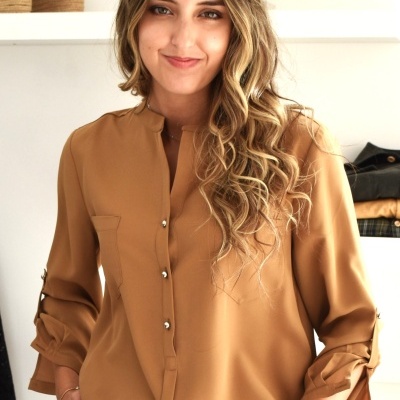 Blusa feminina camel com botões prateados e calças no mesmo tom