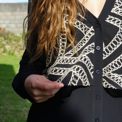 Blusa preta com bordado decorativo creme e botões frontais