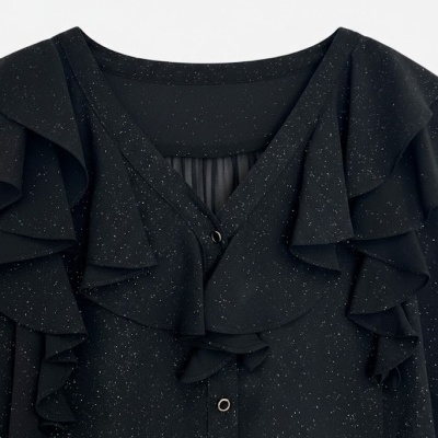 Blusa preta com folhos e pequenos pontos brancos