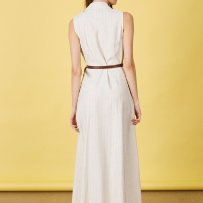 Vestido comprido branco às riscas com cinto castanho e botins brancos