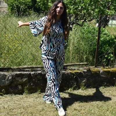 Fato de treino feminino padrão zebras preto branco azul em jardim com cerca