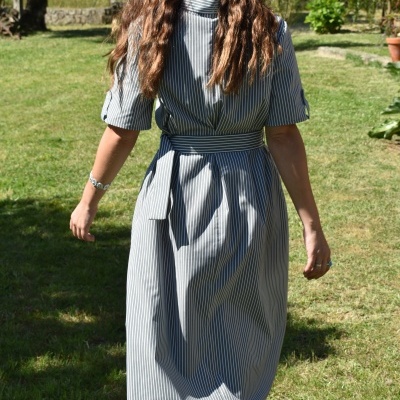 Vestido comprido riscas brancas e azuis em cenário exterior