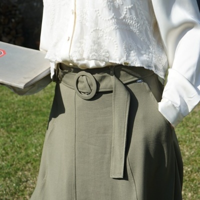 Blusa branca bordada e saia verde com cinto fivela redonda