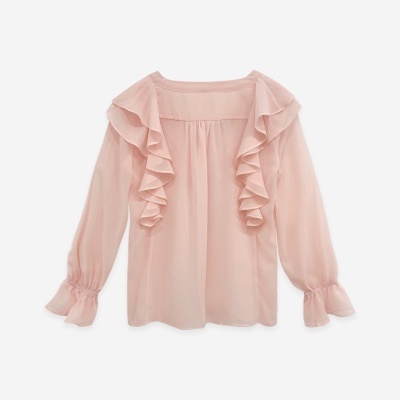 Blusa rosa clara com folhos e mangas compridas