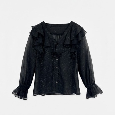 Blusa preta transparente com babados e brilho sutil.