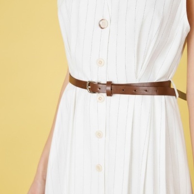 Vestido branco riscado com cinto castanho