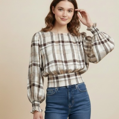 Blusa xadrez bege e castanha com mangas compridas e jeans azul