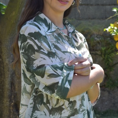 Camisa de manga comprida verde e branca com estampa floral