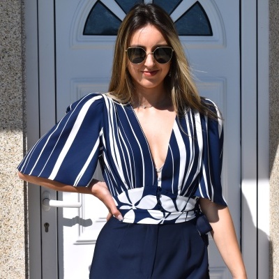 Blusa azul escura com riscas brancas e decote em V com mangas amplas