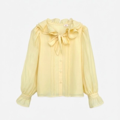 Blusa feminina amarelo claro com botões frontais, gola com laço e folhos