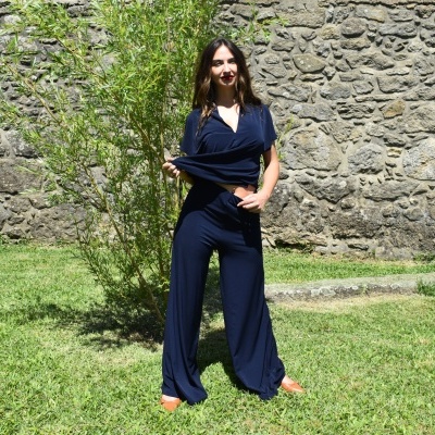 Conjunto de roupa feminina azul escuro usada por mulher no jardim