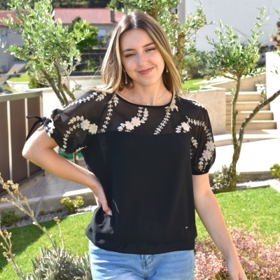https://www.amelymoda.com/product/blusa-bordada