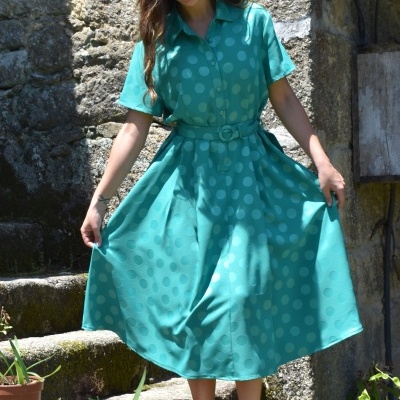 Vestido verde água de bolinhas com cinto e gola de camisa