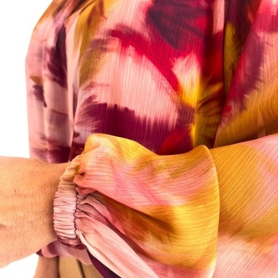 Blusa com padrão abstrato e mangas bufantes em tecido leve e transparente