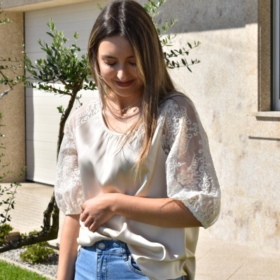 https://www.amelymoda.com/product/blusa-cetim-bordada