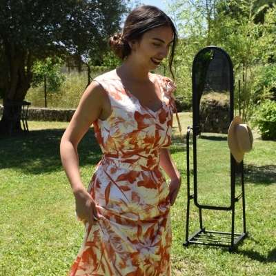 Vestido comprido floral feminino em jardim com espelho e chapéu
