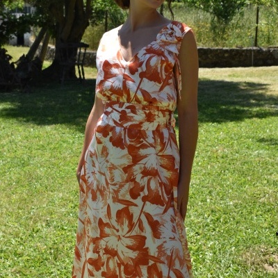Vestido longo floral laranja e creme com decote em V em jardim