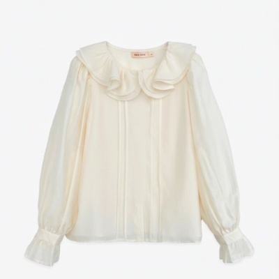 Blusa feminina creme com gola rodada e mangas compridas