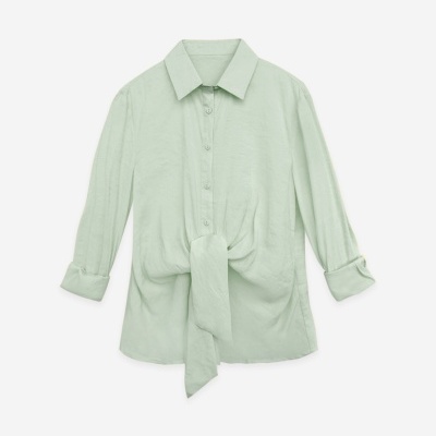 Camisa verde clara com nó decorativo e botões frontais