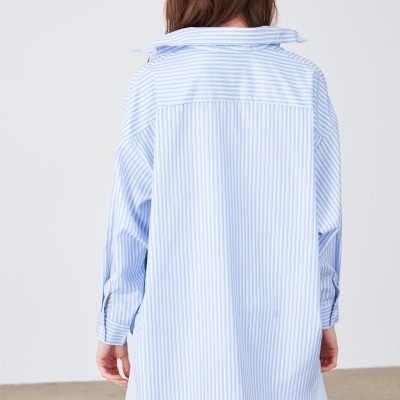 Camisa azul claro e branca às riscas vista por trás