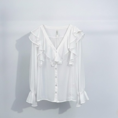 Blusa branca feminina com botões e folhos em decote e mangas