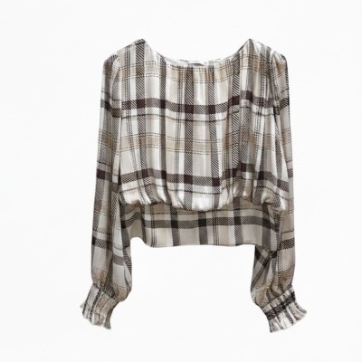 Blusa feminina xadrez bege e marrom com mangas longas e punhos franzidos.