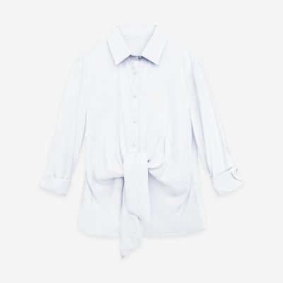 Camisa branca de manga comprida com laço e botões