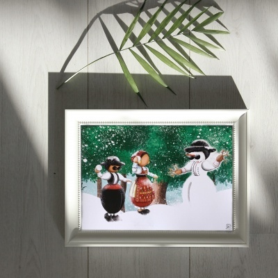 Quadro com ilustração colorida de três personagens na neve com moldura branca