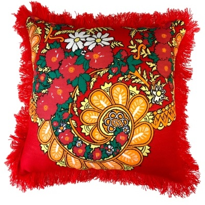 Almofada vermelha com franjas e estampa floral colorida