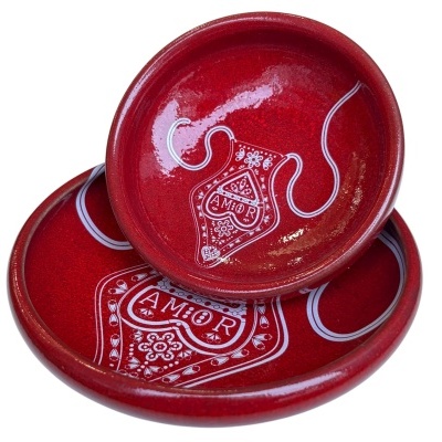 Conjunto de duas taças cerâmicas vermelhas decoradas com padrão branco e palavra 'AMOR'.