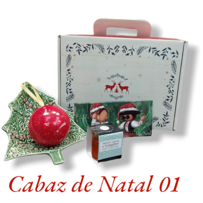 Cabaz de Natal com prato de árvore, vela vermelha, pote de mel e caixa decorada
