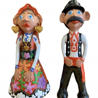 figurines em cerâmica de casal em trajes tradicionais coloridos