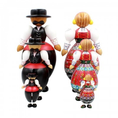 Conjunto de bonecos de madeira com trajes tradicionais portugueses coloridos