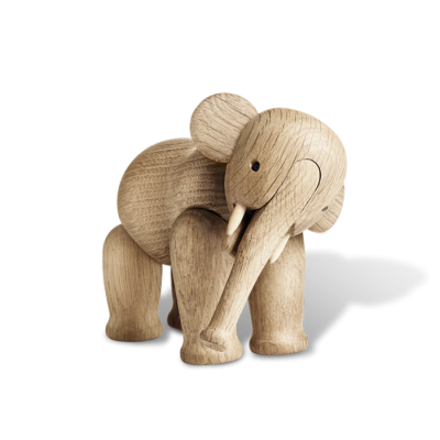 Figura decorativa de elefante em madeira clara sobre fundo preto