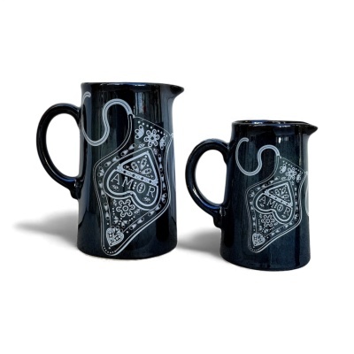 Dois jarros pretos com design branco e texto AMOR