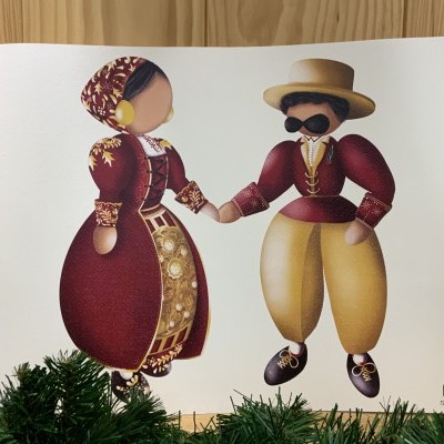 Póster com ilustração de casal em trajes tradicionais portugueses, cores vermelhas e amarelas, fundo branco