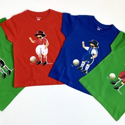 Quatro t-shirts infantis coloridas com estampa de personagem a jogar futebol