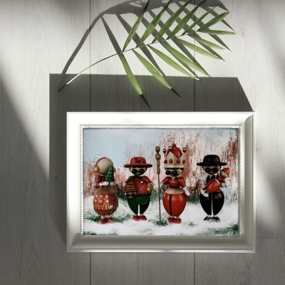 quadro decorativo com personagens de madeira coloridos em moldura branca