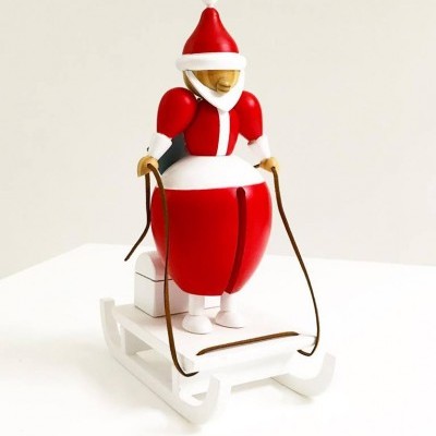 Boneco natalício em madeira vestido de Pai Natal em trenó branco