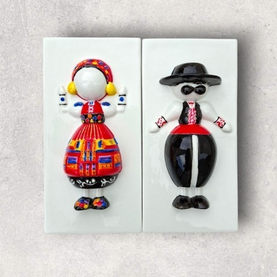 Figuras decorativas em cerâmica tradicional em placas brancas