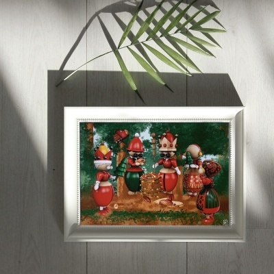 Quadro com pintura colorida de cinco bonecos em trajes tradicionais numa floresta