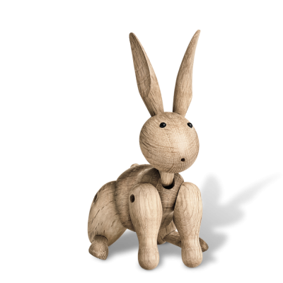 Figura decorativa de coelho em madeira clara com articulações móveis
