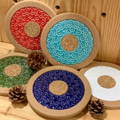 Bases redondas para copos de cortiça e cerâmica colorida em padrão floral