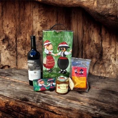 Conjunto de produtos tradicionais portugueses sobre madeira