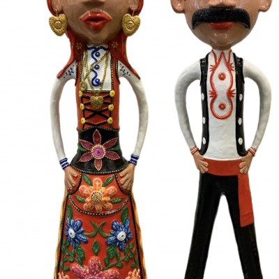 Figuras decorativas em cerâmica de homem e mulher com trajes tradicionais coloridos