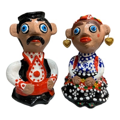 Bonecos artesanais coloridos com olhos grandes azuis e roupas detalhadas