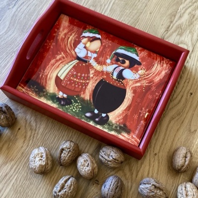 Tabuleiro de madeira vermelho com cartolina ilustrada com crianças em trajes tradicionais portugueses.